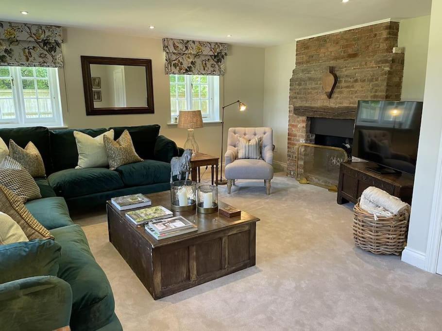 Holly Cottage, 2, Northbrook Park, Farnham-Up To 6 Adults Farnham  Exterior photo